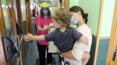 Vuelta a las escuelas infantiles entre mascarillas, tomas de temperatura y cambio de calzado