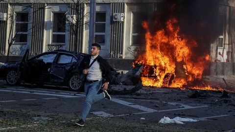 Coches ardiendo tras un ataque ruso contra Kiev