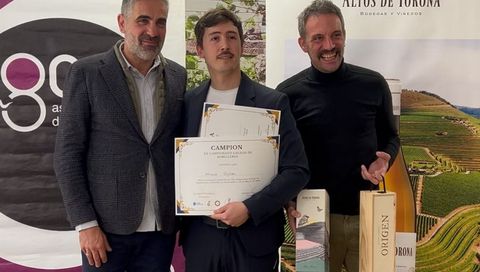 Mario Ayll�n, del restaurante Berria, (en el centro) gana el campeonato de sumilleres de Galicia