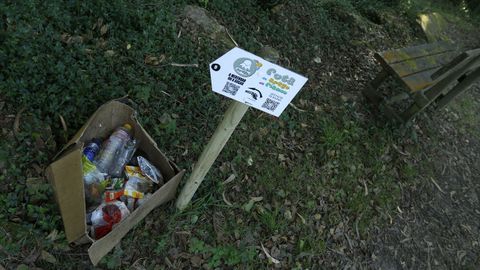 BASUREROS INCONTROLADOS.En la ruta fluvial del ro T, en el municipio de Rianxo, un vecino ha recogido los residuos del paseo y los ha depositado en una basura improvisada.