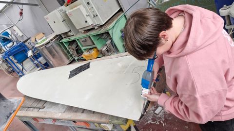 Luc�a Cruces, alumna do CIFP Valent�n Paz Andrade, sela o extremo dunha secci�n de pala e�lica que, grazas ao seu proxecto innovador, transforman en flotadores para bateas