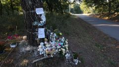Trece a�os despu�s, la pista forestal en la que apareci� muerta Asunta se vuelve a llenar de flores y peluches