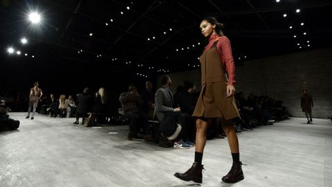 Una modelo camina por la pasarela con creaciones de Costello Tagliaprieta.