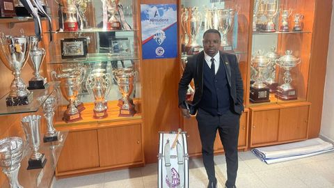 El empresario africano visit la sala de trofeos en la entidad deportiva