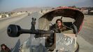 Un soldado talib�n en un puesto en Toorkham, en Afganist�n