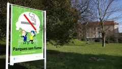 En el parque de A Cachada se pueden ver dos carteles indicando que se considera libre de humo.