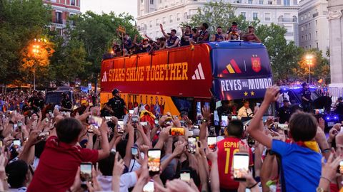 Cientos de miles de aficionados saludan a los campeones del mundo. 