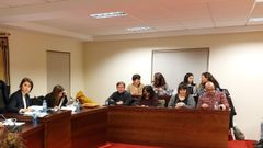 Imagen de un pleno de Sada, con la alcaldesa a la izquierda, y las concejalas del BNG, en segunda fila a la derecha