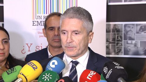 Marlaska atendiendo a la prensa este jueves en C�diz