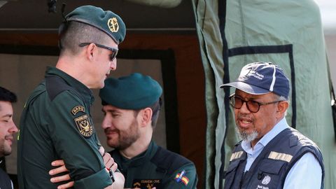 El director general de la Organizaci�n Mundial de la Salud, Tedros Adhanom Ghebreyesus, habla con el personal de seguridad mientras los pasajeros del crucero MV Hondius son evacuados en el puerto de Granadilla de Abona, en Tenerife.