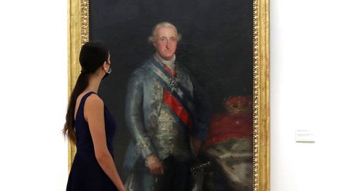 Una modelo contempla el Retrato de Carlos IV, de Francisco de Goya, en el Museo de Bellas Artes