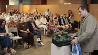 Paco Leiro muestra la maqueta de la escultura para Viveiro en honor a la canci�n �Catro vellos mari�eiros�.