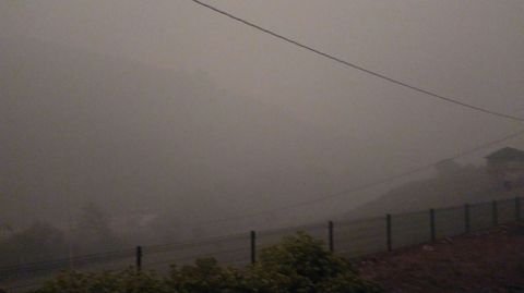 El humo de los incedios dificulta la visibilidad en Asturias