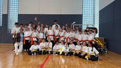 Los equipos del club Vitalqi posando con sus trofeos.