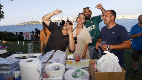 Vecinos reunidos para celebrar el San Xon en el barrio de San Roque