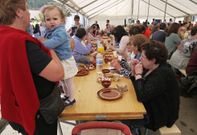 Los amantes de la empanada pudieron probar m�ltiples recetas en el recinto ferial de Val do Dubra.
