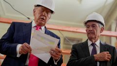 El presidente de EE.UU., Donald Trump, junto al jefe de la Reserva Federal, Jerome Powell