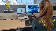 Una agente de la CiberComandancia de la Guardia Civil de Pontevedra.
