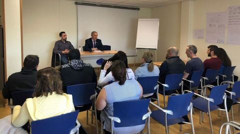 El alcalde y el nuevo administrador informaron de los acuerdos a los trabajadores de la piscina
