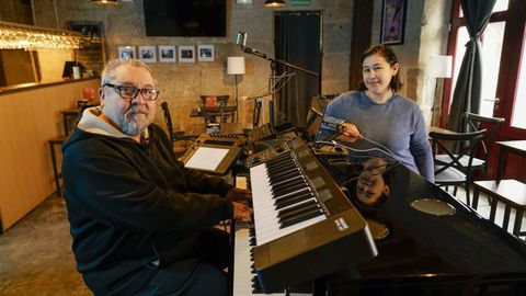 Montxo Garc&iacute;a y Tania Barrera junto al piano protagonista del local