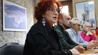 La diputada Monte Prado junto al patr�n mayor de Carril y el grupo municipal del BNG