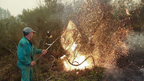 Un vecino colabora con las labores de extincin en Barxa, Chavaga