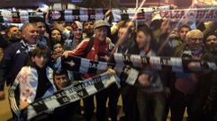 Miembros de la pe�a, junto a John Guidetti