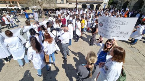 Manifestaci�n de los m�dicos, delante del Concello de Lugo