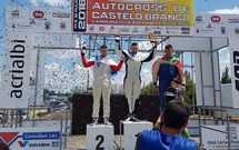 Esteban Serrano, segundo en el podio; Gabriel Serrano, primero, y Cristian Escudero, tercero. 