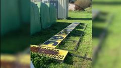 Antiguo letrero de Electrodom�sticos Baladr�n tirado en el vivero municipal.