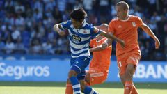 Lolo Gaku Sergio Tejera Deportivo Real Oviedo Riazor.Lolo trata de robar un esf�rico a Gaku