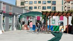 Ante la falta de soluci�n a los problemas de mantenimiento de la escuela infantil de A Parda, los padres compraron y colocaron unas telas para dar sombra al patio