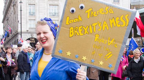 Durante la marcha de Londres se exhibieron variopintos carteles y pancartas