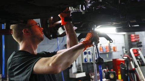 Mec�nico trabajando en el taller mec�nico Motoval (Oleiros, A Coru�a).