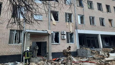 Foto de mano facilitada por el servicio de prensa del Ministerio del Interior ucraniano muestra las consecuencias de una explosin en las instalaciones de un edificio de la unidad militar en Kiev.