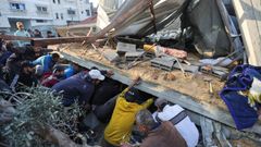 Varios palestinos inspeccionan el lugar de un ataque israel� contra una casa en Rafah, en el sur de la Franja de Gaza.