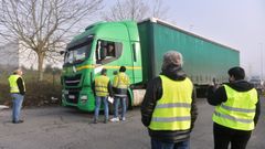 Los piquetes informativos hablan con un camionero a su salida del pol�gono de Ledo�o