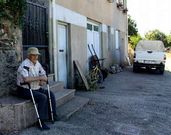 Marcial usa el pozo de su casa ante la falta de agua.
