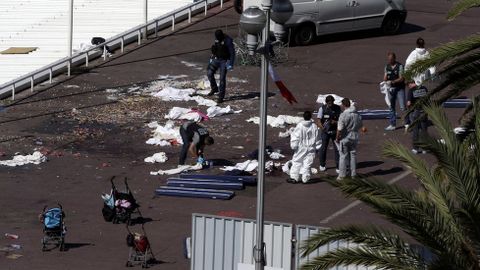 Investigadores de la polic�a en el Paseo de los Ingleses de Niza, que sufri� un atentado con atropello en julio del 2016