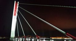 Ya se realizaron las primeras pruebas de iluminaci�n en la zona atirantada del viaducto. 