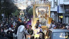 Los Reyes recorrieron unas abarrotadas calles de Santiago