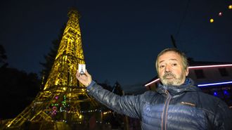 Un encofrador de Cuntis monta una torre Eiffel navide�a de 17 metros