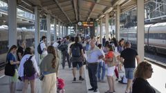 Viajeros en la estacin en Santiago.