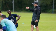 Anquela Owusu Real Oviedo Requexon Horizontal.Anquela habla con Owusu durante un entrenamiento