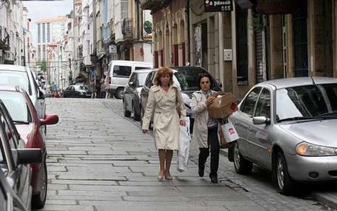 En la foto, coches mal aparcados en una calle c�ntrica de Ferrol.