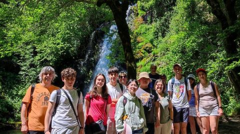A visita dos seis estudantes ao territorio do xeoparque Monta�as do Courel