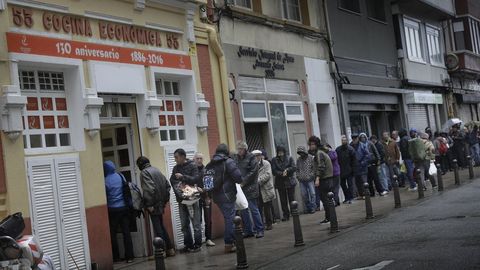 Colas ante la Cocina Econmica de A Corua