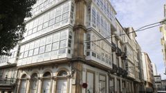 El edificio se encuentra en la calle Gravina junto a los jardines de la plaza de Amboage. 