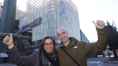 Ana Cedeira, presidenta del comit� de oficinas de Ence, y Rub�n Fern�ndez, secretario del �rgano que representa a los trabajadores de f�brica, delante de la factor�a de Louriz�n.