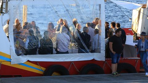 El rey em�rito Juan Carlos I, la infanta Elena y amigos zarpan del puerto de Sanxenxo para una cena en la r�a en el bateeiro Deiramar dos